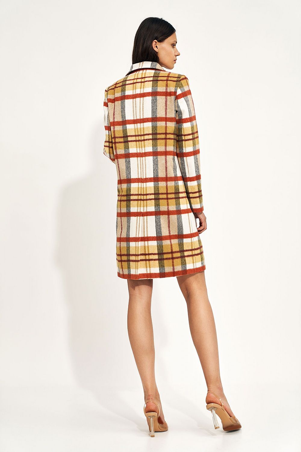 Back view of a chic plaid coat by Nife, highlighting its tailored fit and classic collar, displayed on a model in elegant heels, against a neutral background for an understated luxury feel.