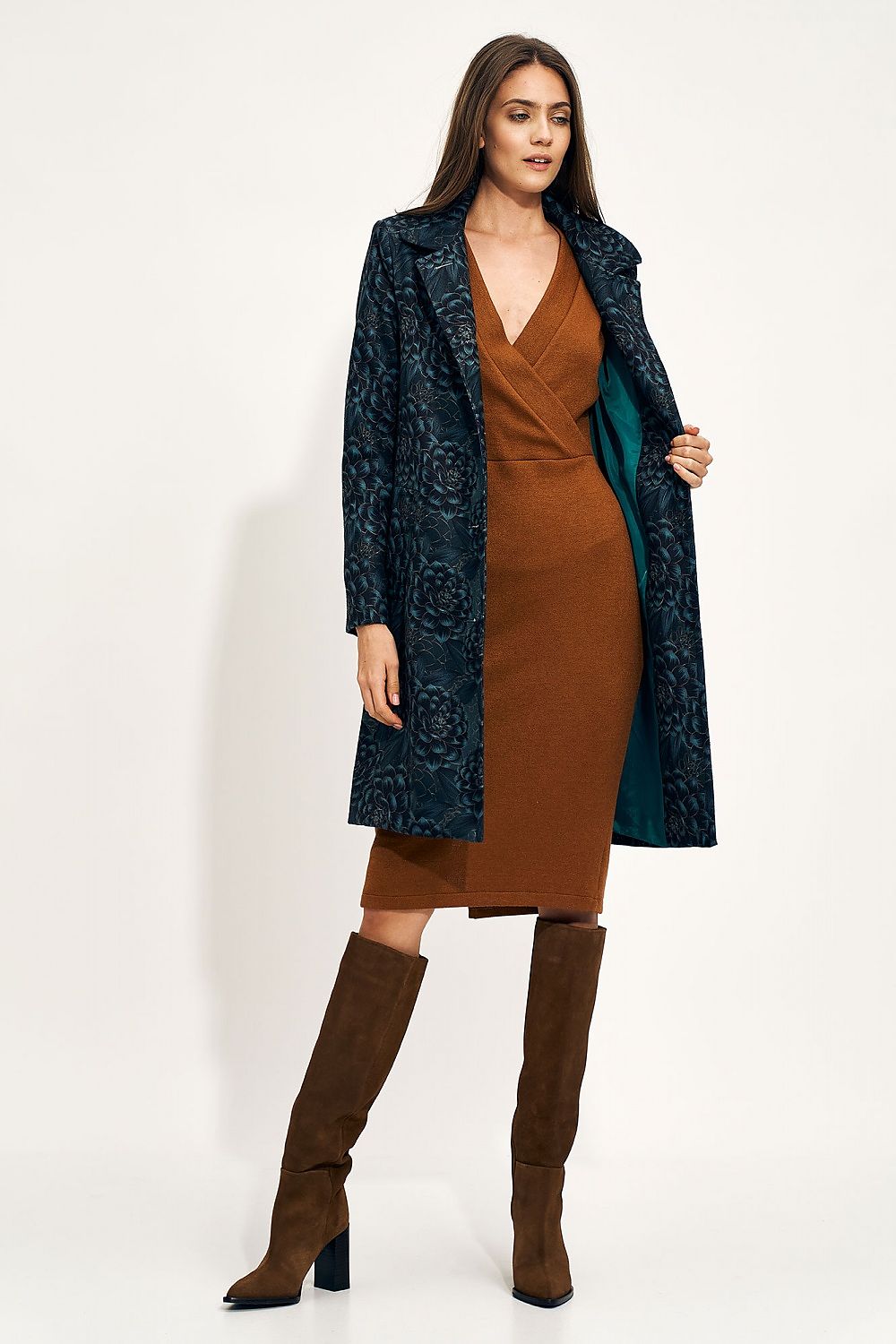 Stylish Nife coat with a floral design, model displaying its luxurious details, including a classic collar and elegant button closure. The coat is ideal for chic autumn ensembles.