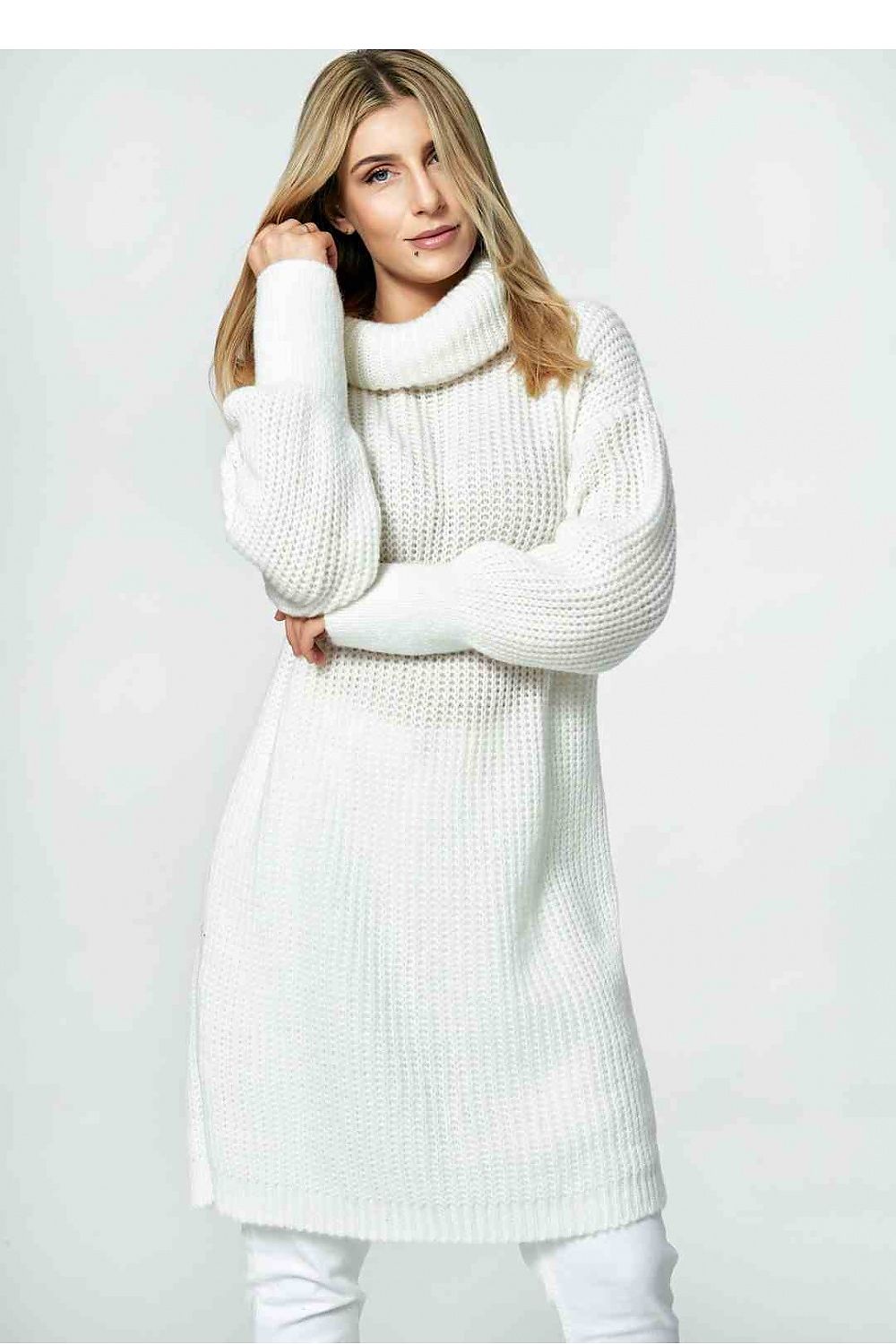 Luxurious white long Figl jumper with a loose turtleneck and long sleeves, model showcasing its textured design and elegant fit.
