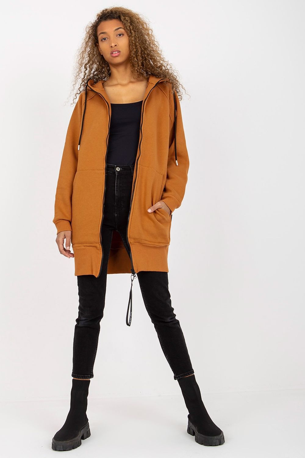 Luxurious women's hooded sweatshirt by Rue Paris in warm brown, featuring an extended cut and zippered front, perfect for stylish comfort. Styled with black skinny jeans and ankle boots, showcasing casual sophistication.