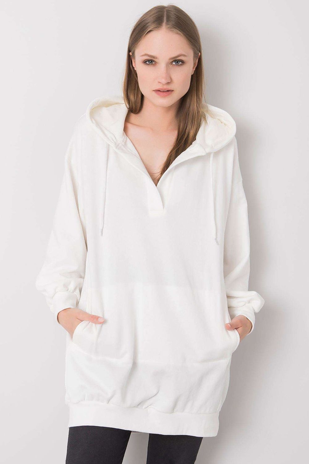 Stylish white women's hoodie featuring a relaxed fit, perfect for chic everyday wear with a sophisticated kangaroo pocket.