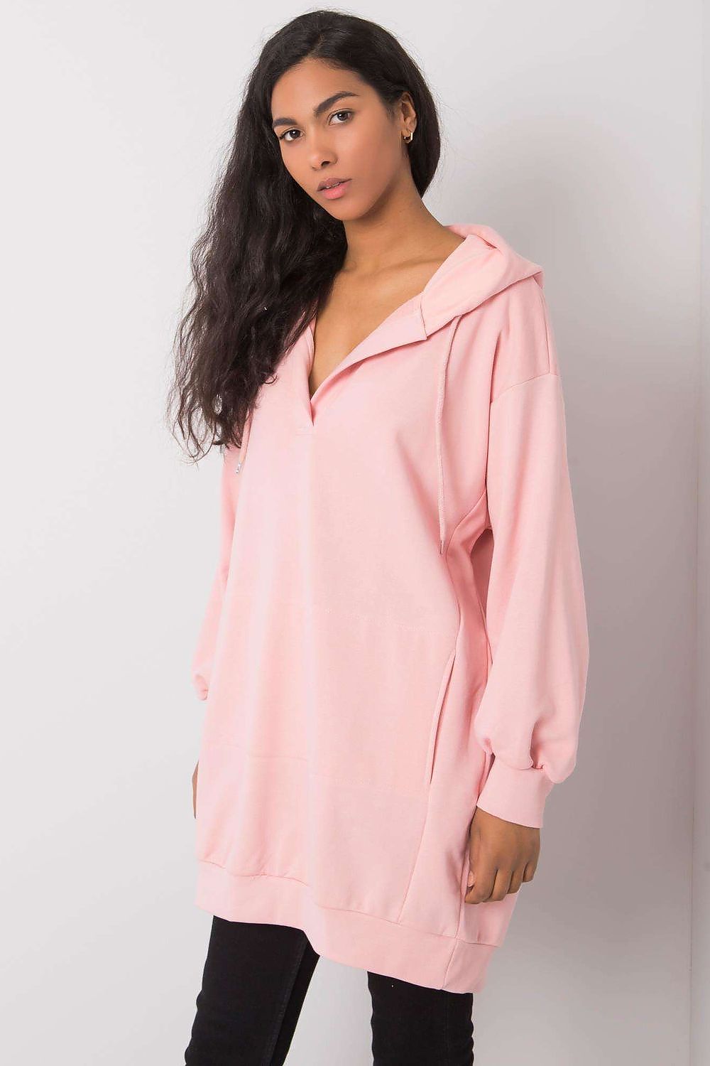 Elegant women's pink hooded sweatshirt from Ex Moda, featuring a relaxed extended cut and kangaroo pocket, perfect for sophisticated everyday wear.