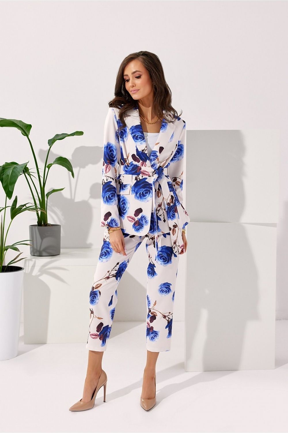 Stylish Luxury Women's Roco Fashion Jacket featuring a classic cut and premium fabric, ideal for both formal events and everyday wear.