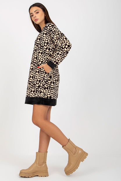 Sophisticated short velour dress with a striking geometric design, combining comfort and style, perfect for dressing up or down.