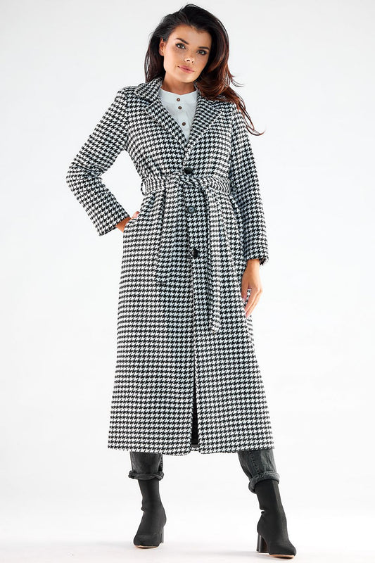 Elegant maxi coat by Awama featuring a sophisticated houndstooth pattern, made from 100% polyester. The coat is fully lined, with a flattering straight cut and stylish belt, ideal for both casual outings and formal corporate meetings.