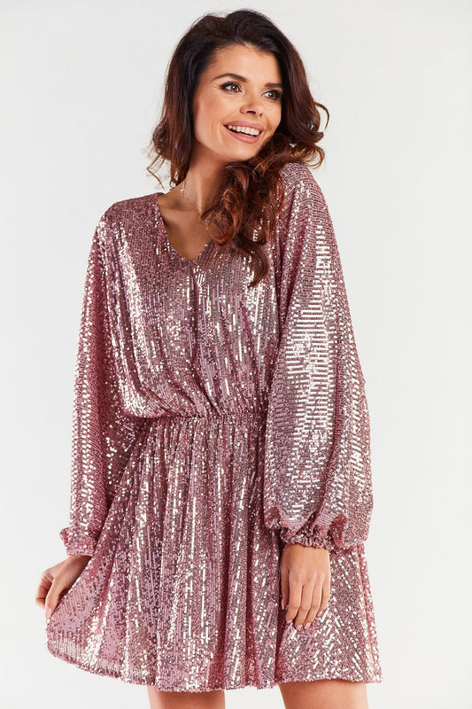 Chic loose evening dress in sparkling pink featuring wide sleeves and a flattering fit, ideal for glamorous events.