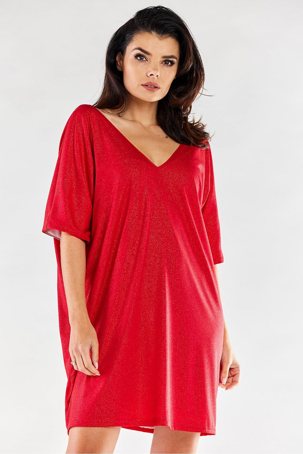 Elegant loose evening dress in vibrant red featuring a flattering V-neckline and short sleeves, embodying luxury and comfort for evening wear.