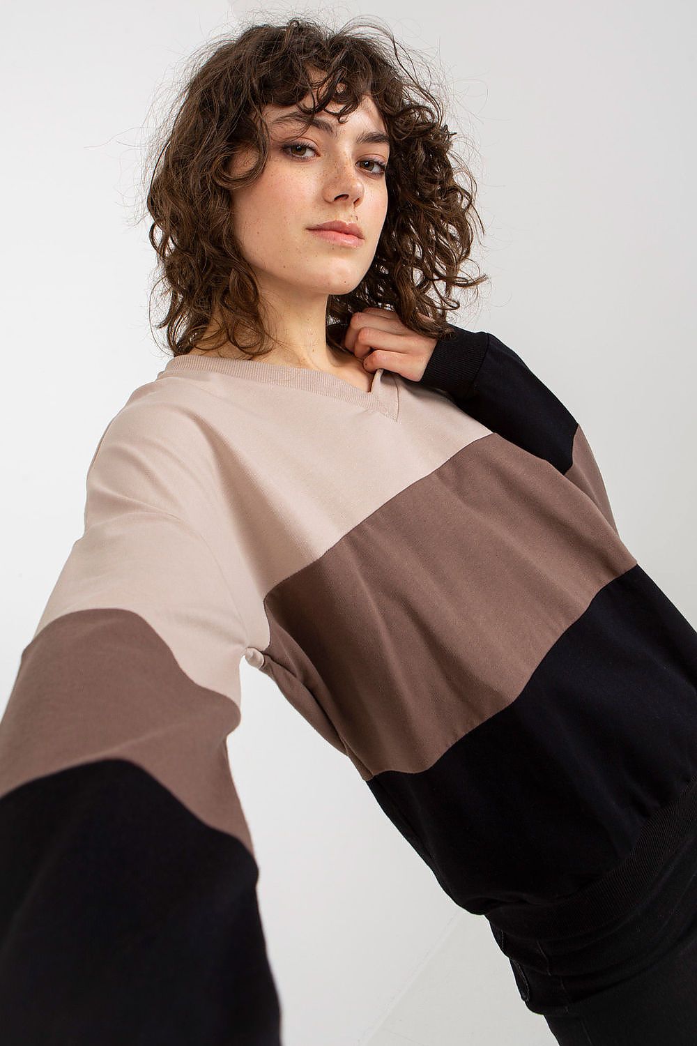 Fashionable women's Rue Paris sweatshirt featuring a three-tone design, merging luxury and comfort for a modern everyday look.