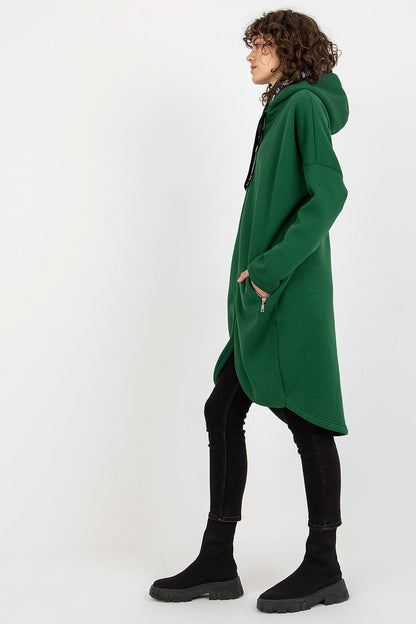 Fashionable women's green zippered hoodie with an extended silhouette and practical zip pockets, designed for a modern, luxurious appeal.