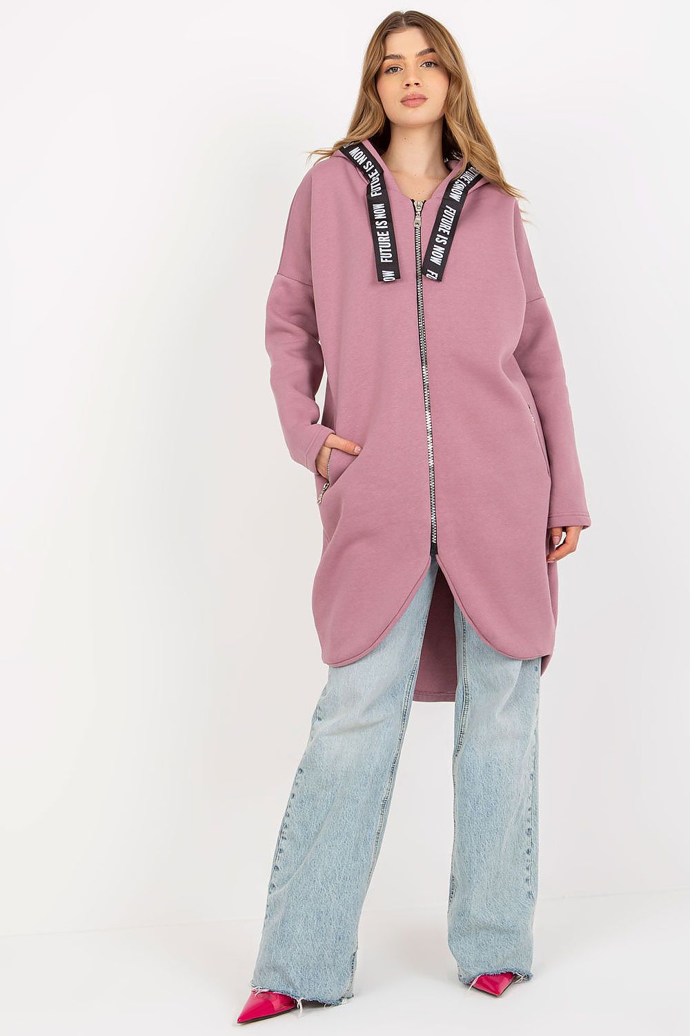 Elegant women's zippered hoodie in fashionable pink, showcasing an extended silhouette and modern zippered pockets, ideal for sophisticated casual wear.