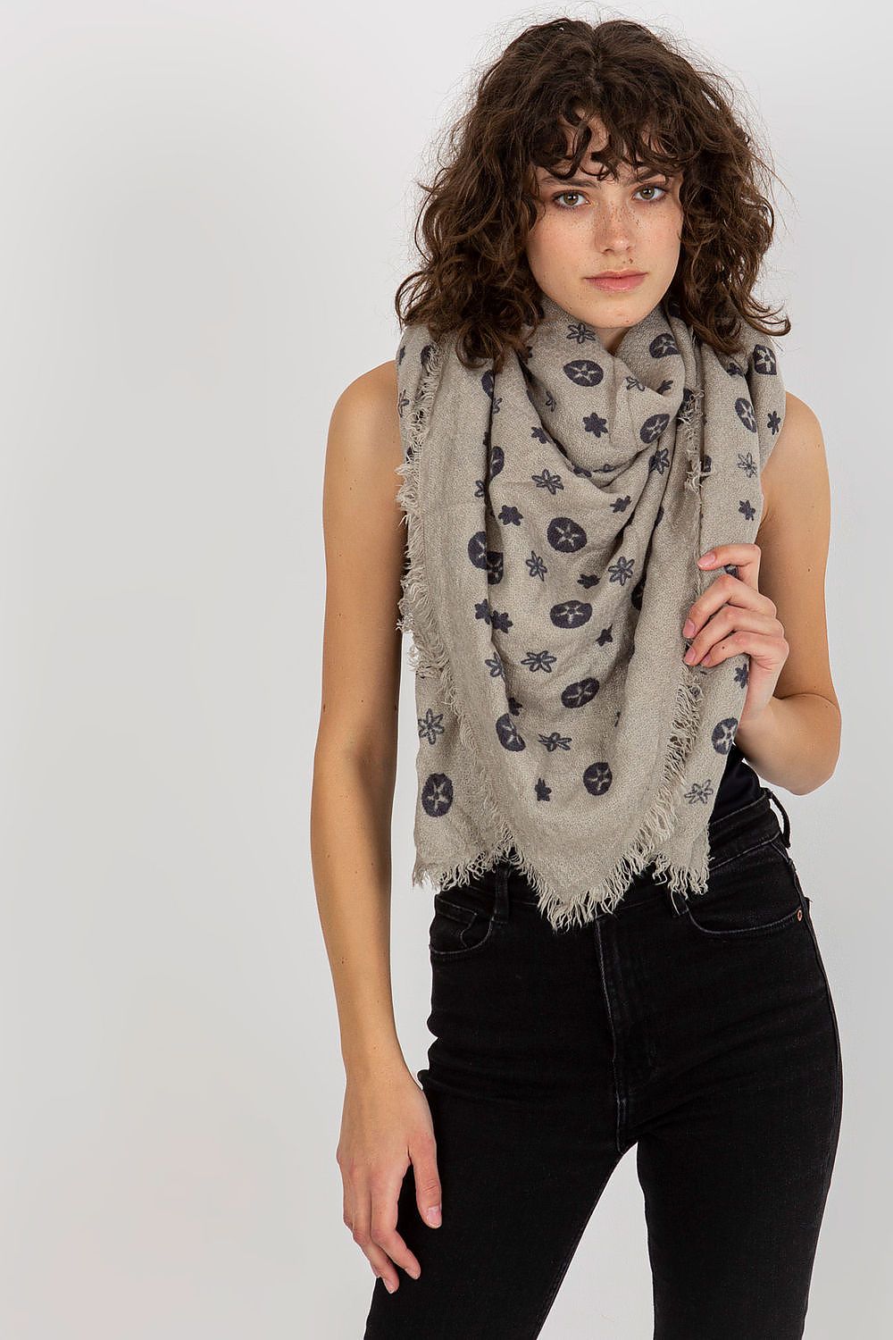 Chic woman showcasing a light grey luxury neckerchief with a refined pattern, epitomizing modern femininity and style.