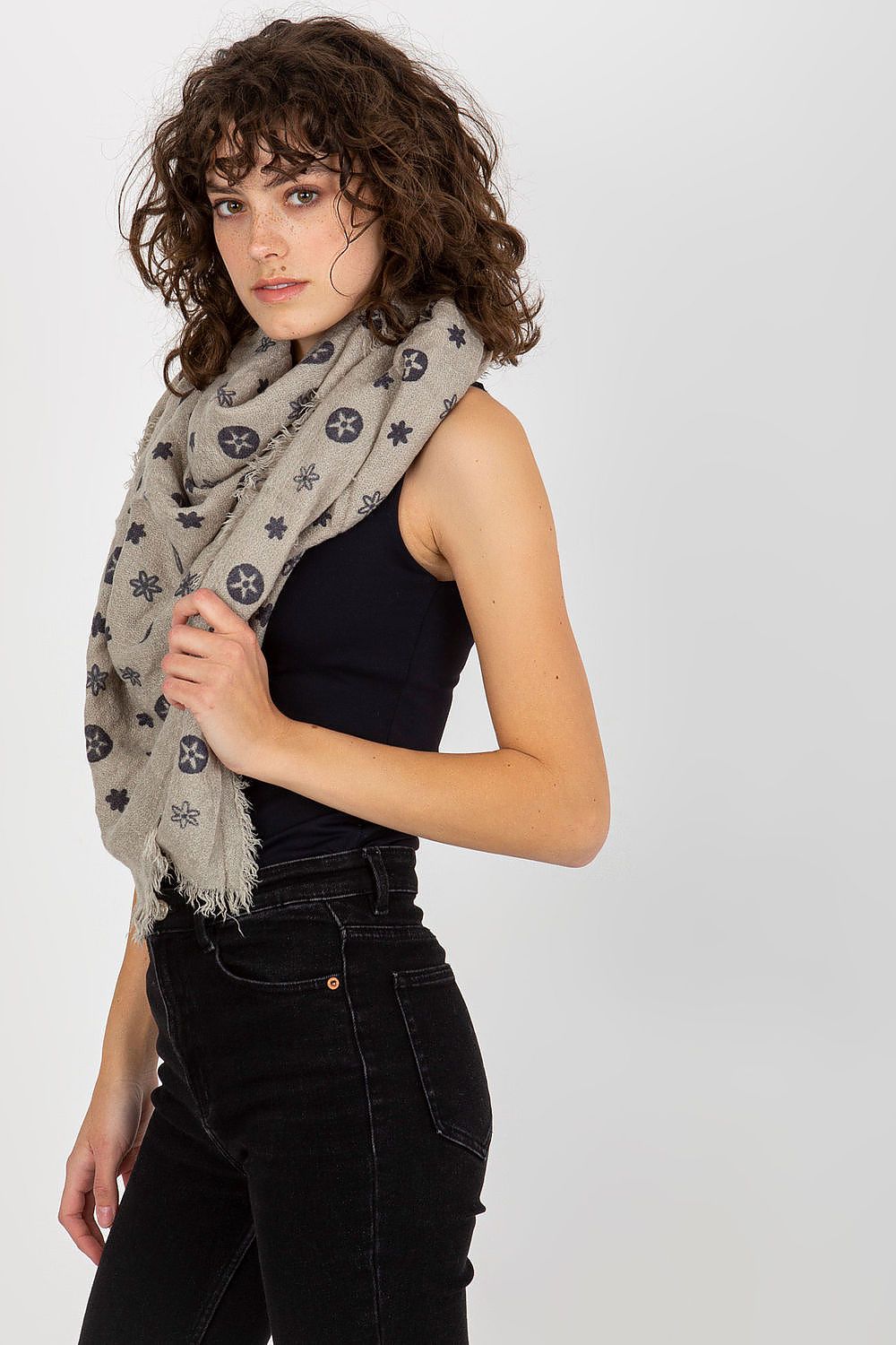 Sophisticated woman in a luxurious light grey neckerchief, posing confidently and highlighting contemporary fashion trends.