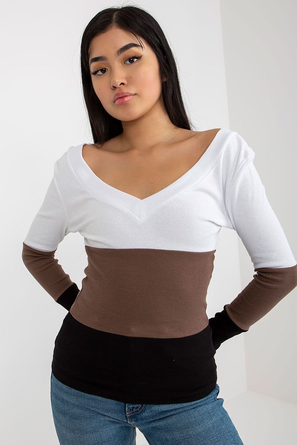 Chic ribbed blouse with a stylish heart neckline, featuring contrasting sections in white, brown and black, perfect for modern elegance.