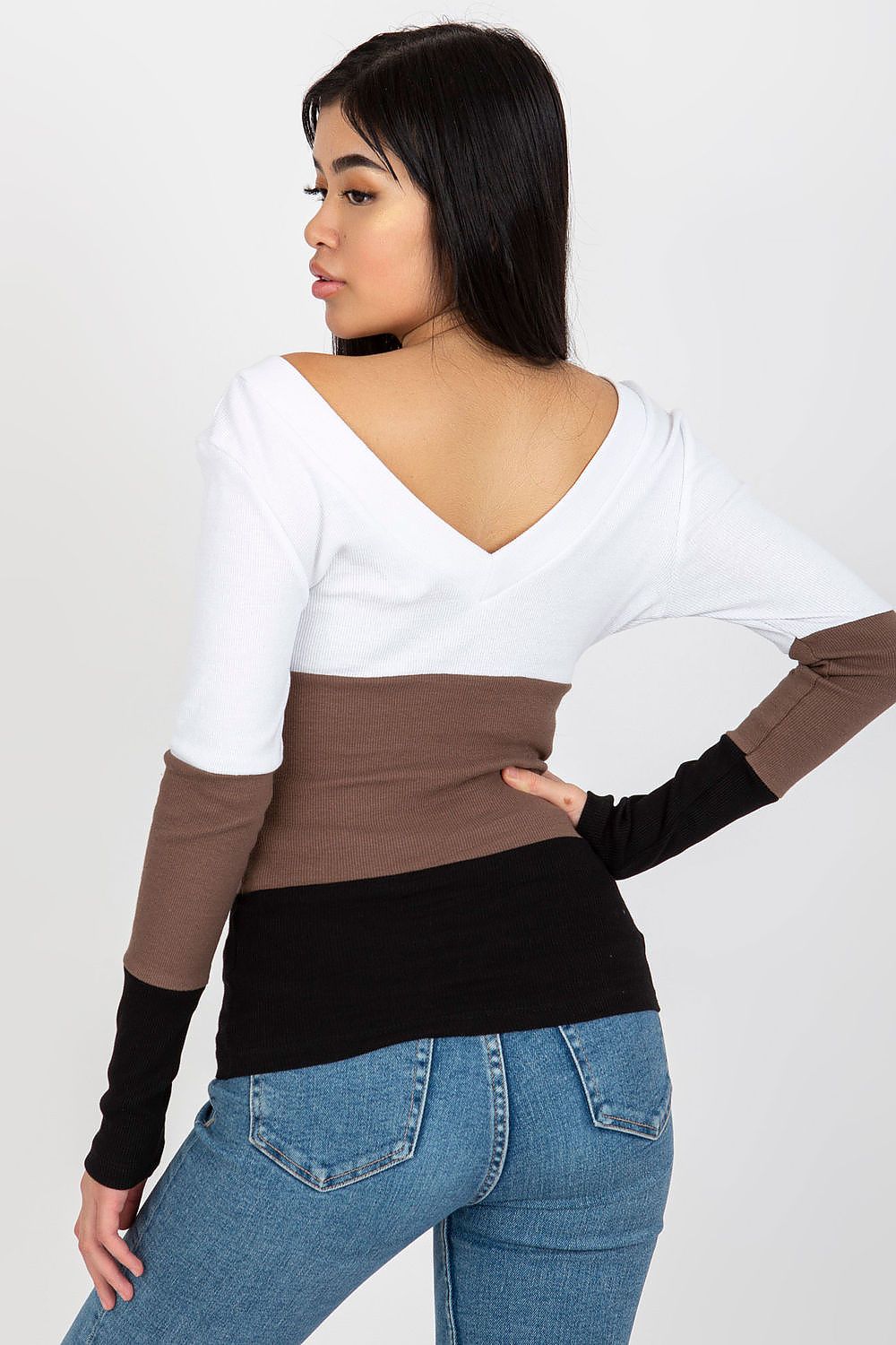 Graceful back view of a ribbed blouse with a heart neckline and long sleeves, highlighting the luxurious fabric and elegant colour combination.