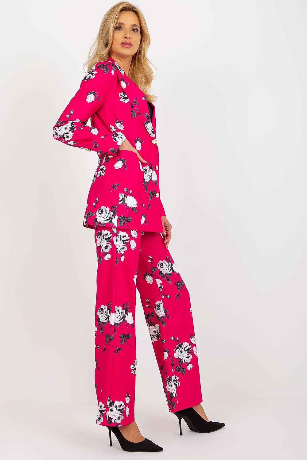 Model wearing the Elegant Long-Sleeved Women's Lakerta Jacket With Button Closure – Fully Lined Cotton Blend, styled with fashionable trousers for a refined look.