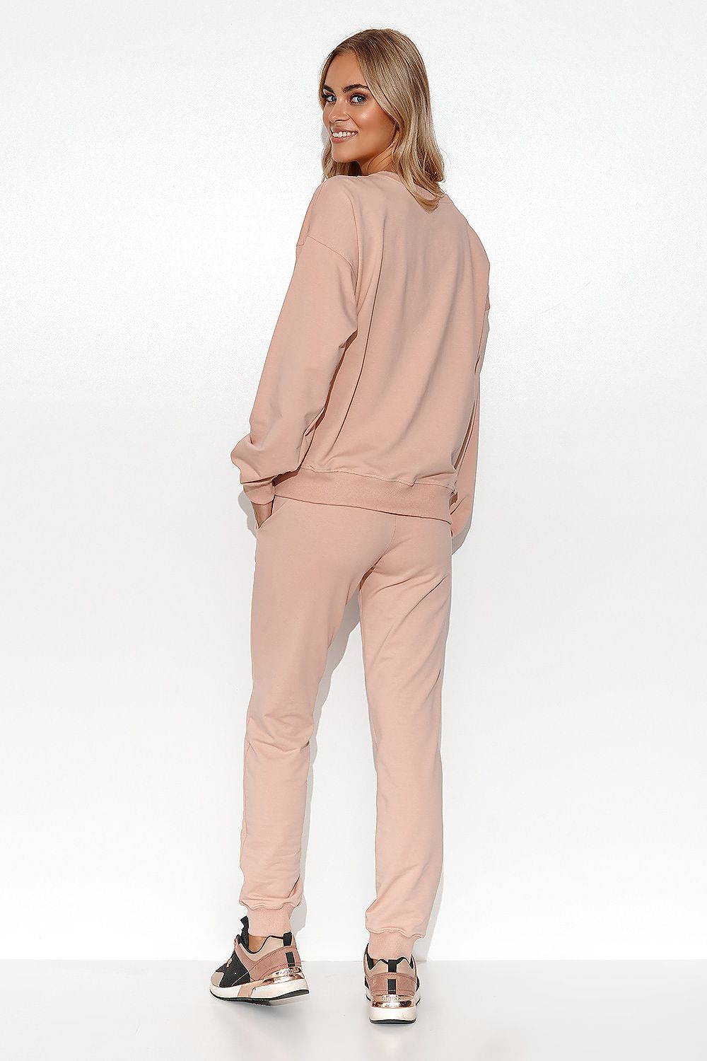 Close-up of Luxury Women's Lightweight Knit Sweatshirt and Pants Set by Makadamia, showcasing the elegant ribbed details and soft fabric texture.