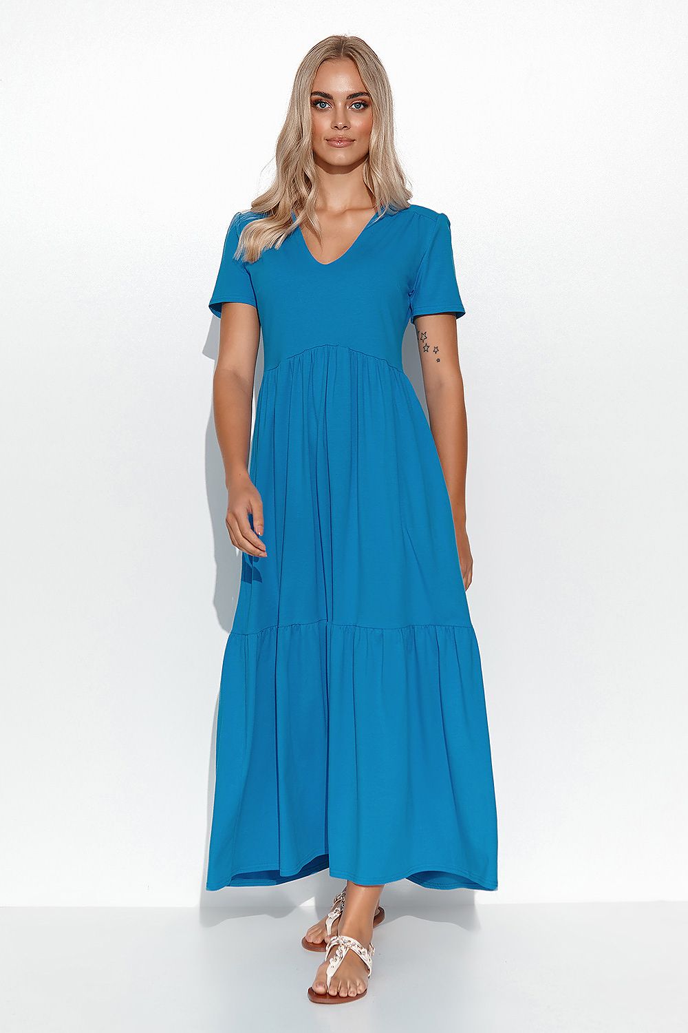 Elegant Makadamia Maxi Dress with Ruffles and V-Neckline - Timeless Feminine Charm, highlighting the elegant design and comfortable fit, ideal for the modern woman.