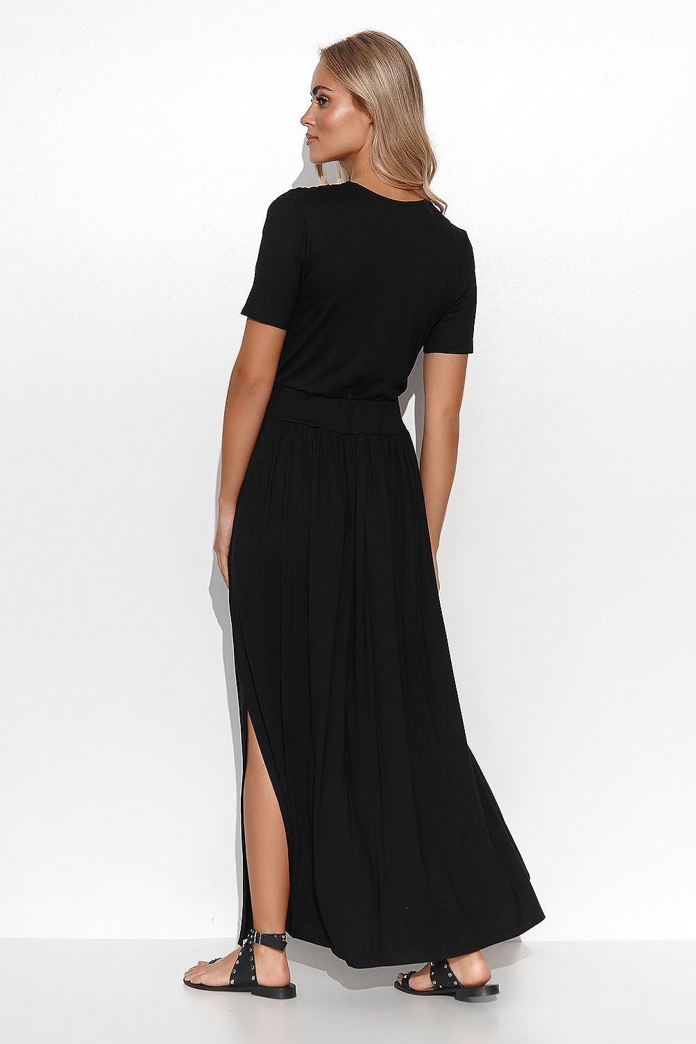 Chic Makadamia long daydress with a flattering hourglass silhouette created by an elastic waist. Ideal for all year round, styled with sandals or sneakers.