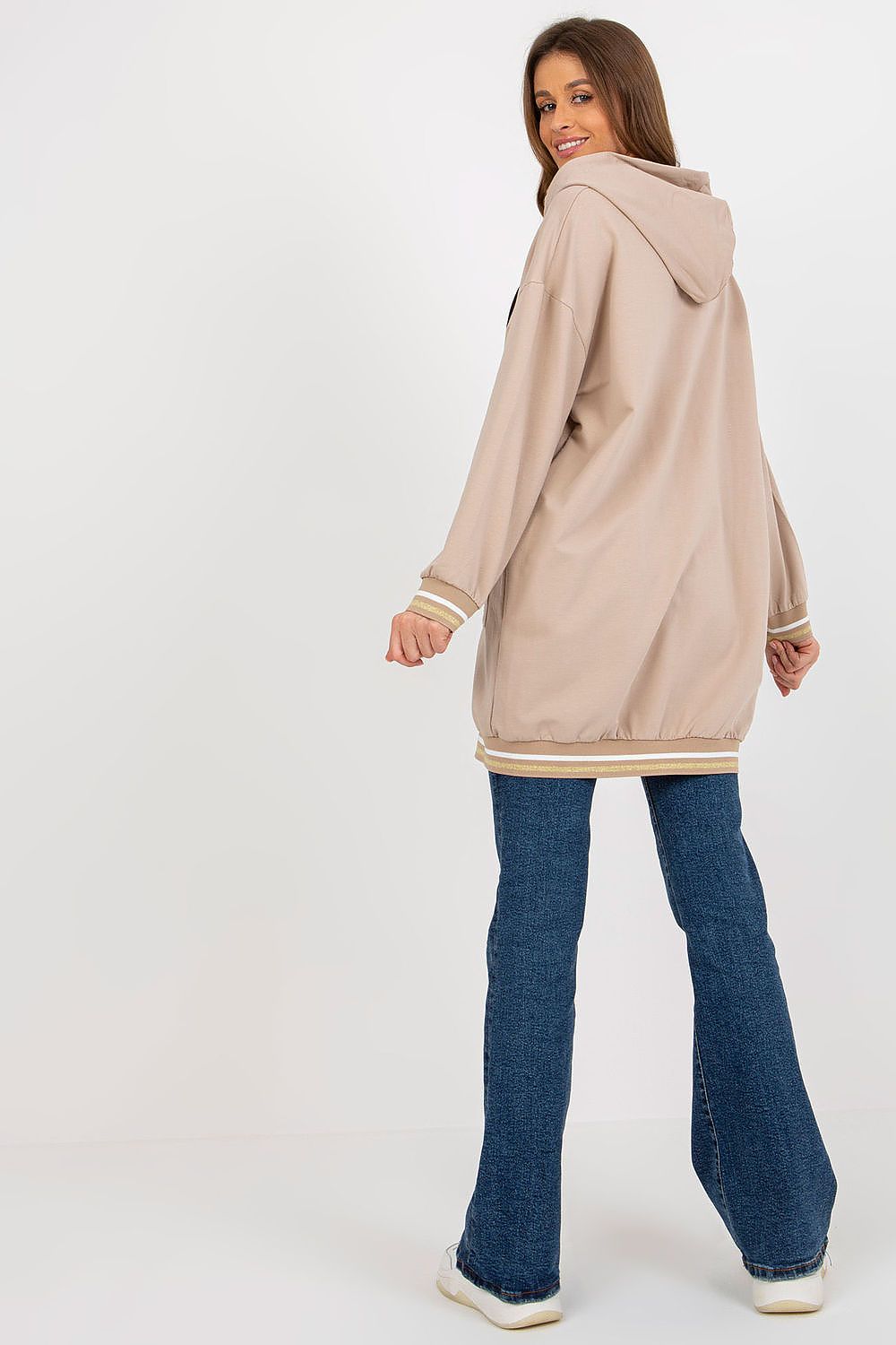 Chic Women's Extended Cut Hoodie Sweatshirt featuring a stylish zipper and large front pockets, perfect for an elevated casual look.