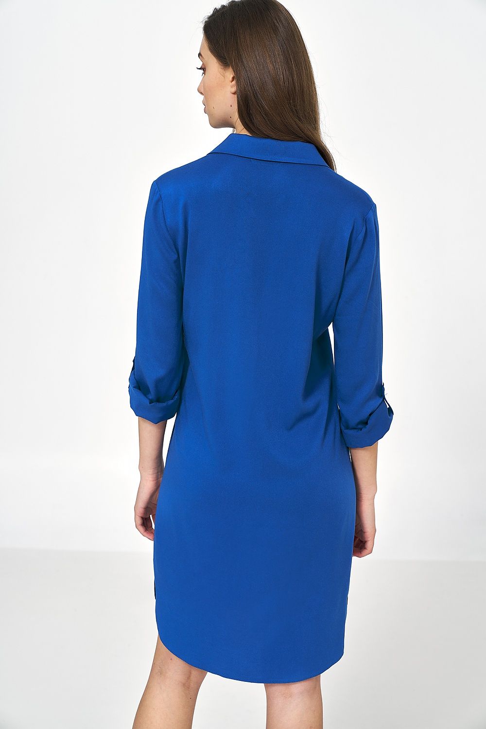 Refined back view of the cobalt blue oversized viscose daydress by Nife, featuring rolled sleeves and a tailored collar, exuding luxury and versatility.