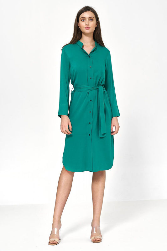 Sophisticated woman wearing an elegant green midi viscose dress by Nife, showcasing a flattering fit with a tied waist and stylish buttons for a luxurious look.