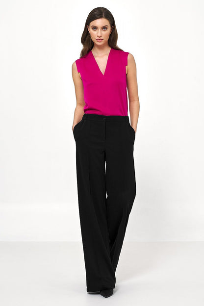 Nife sleeveless viscose blouse in fuchsia, paired with tailored black trousers, showcasing a contemporary look for professional and leisure settings.