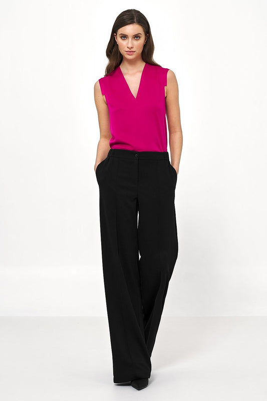 Nife sleeveless viscose blouse in fuchsia, paired with tailored black trousers, showcasing a contemporary look for professional and leisure settings.