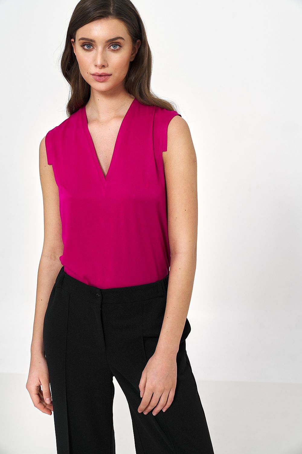 Close-up of Nife's luxurious sleeveless blouse in pink, highlighting its flattering V-neckline and chic, modern design.