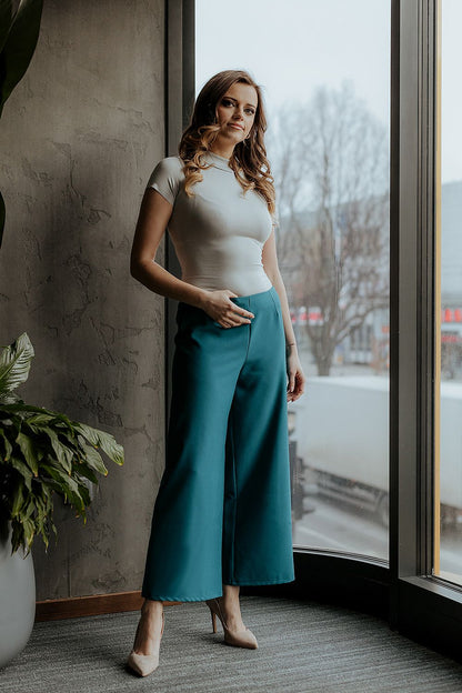 Elegant women's 7/8 wide leg trousers featuring a decorative zipper by Tessita, showcasing a luxurious design for a sophisticated look.