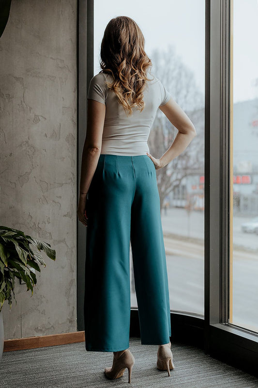 Close-up view of the decorative zipper detail on Tessita's elegant women's 7/8 wide leg trousers, perfect for upscale occasions.