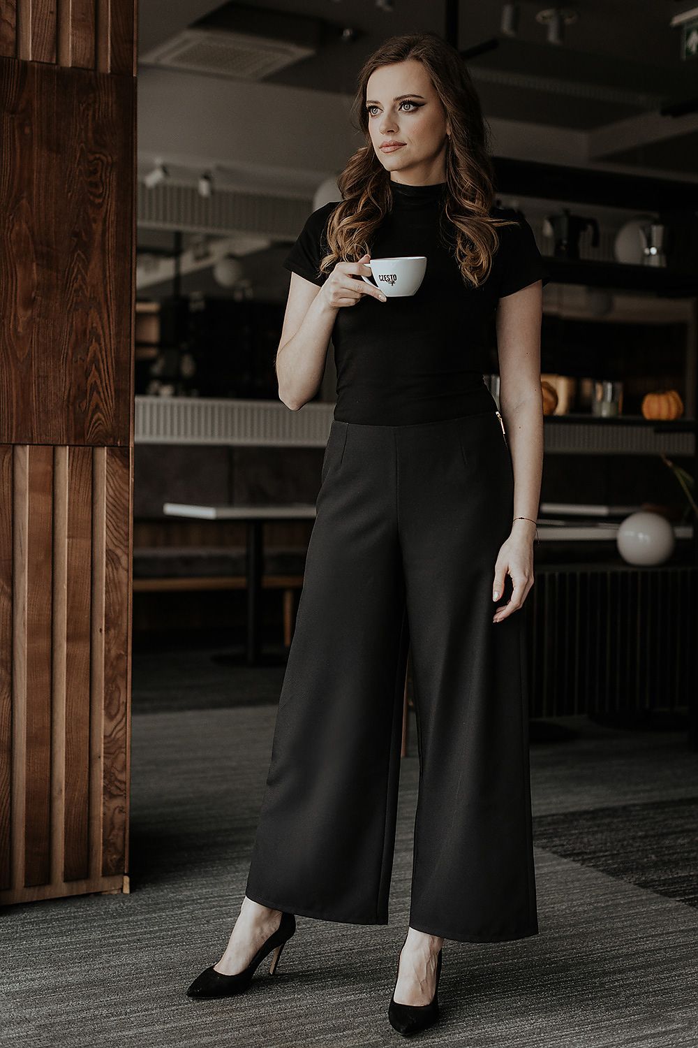 Elegant Women's 7/8 Wide Leg Trousers with Decorative Zipper by Tessita, showcasing luxurious fabric and stylish design for sophisticated looks.