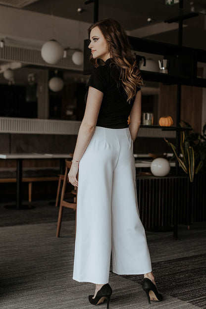 Stylish fold of Women's 7/8 Wide Leg Trousers with Decorative Zipper by Tessita, perfect blend of style and versatility for upscale wardrobes.