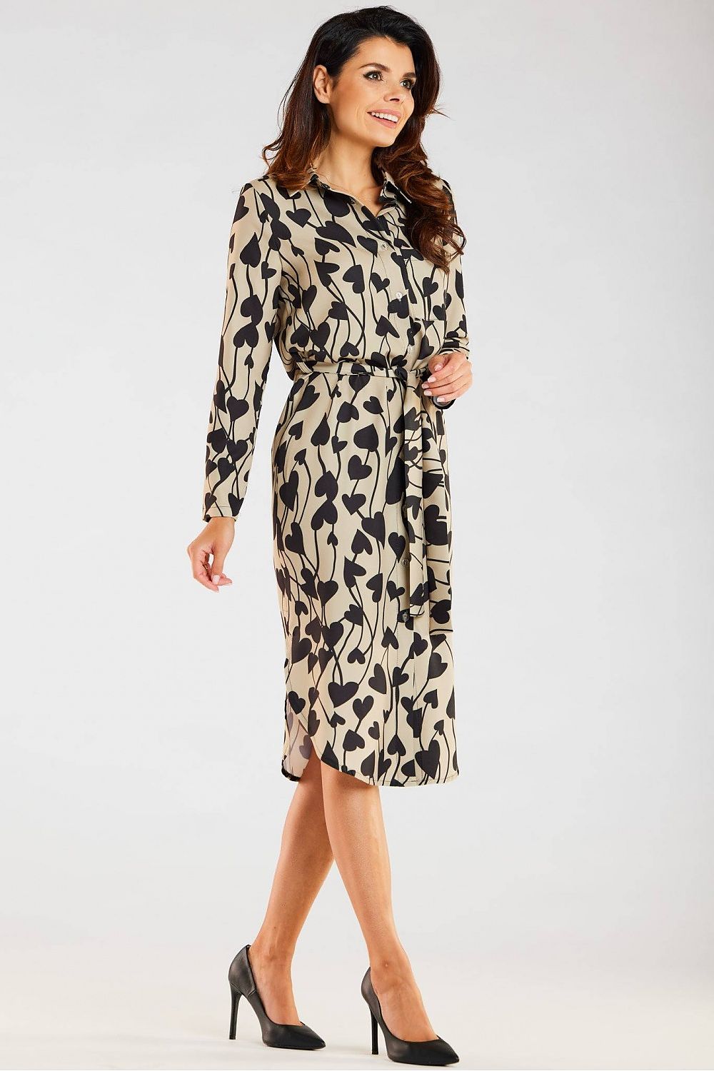 Stylish Awama daydress with a unique heart-pattern print, presented in an elegant cut with a waist belt for a tailored look. Ideal for sophisticated daywear. Made in Poland.