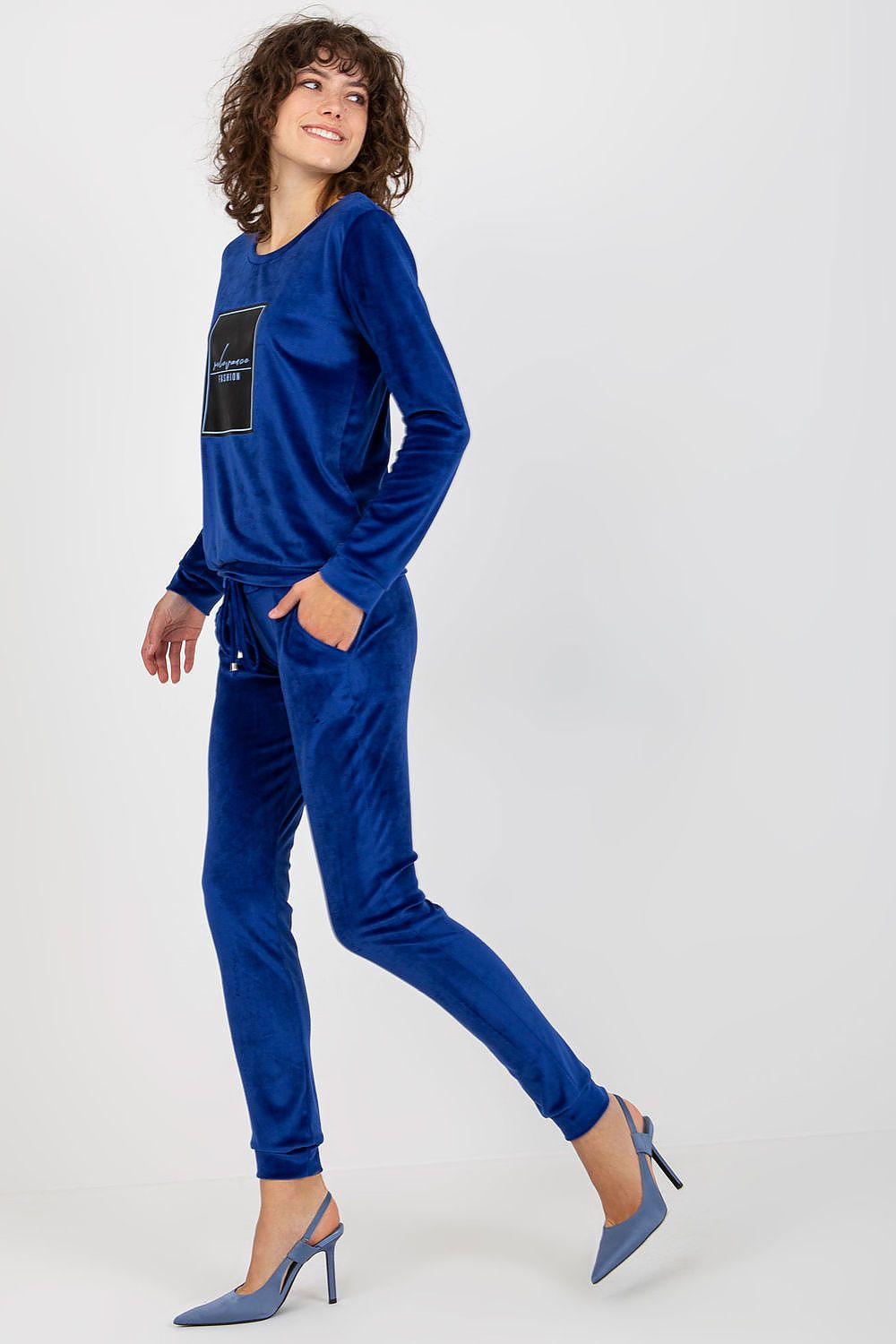 Glamorous velour tracksuit set by Relevance in luxurious blue, accentuating a relaxed look with a stylish sweatshirt and tapered pants.