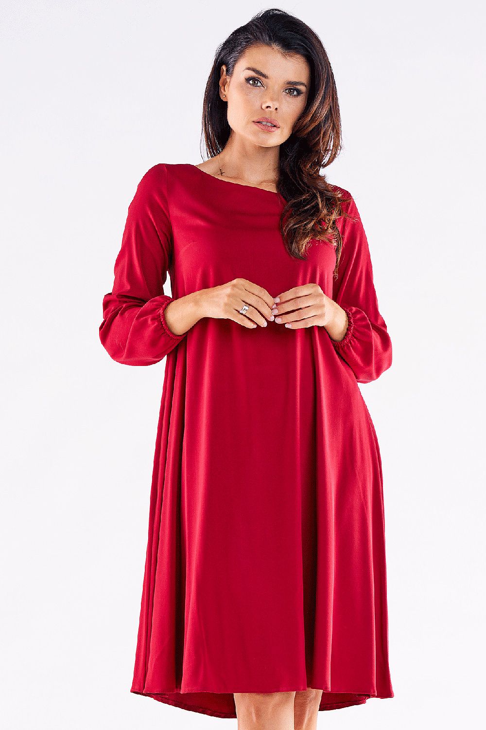 Close-up of the elegant women's trapezoidal daydress in red, highlighting the exquisite fabric and sophisticated long sleeves.