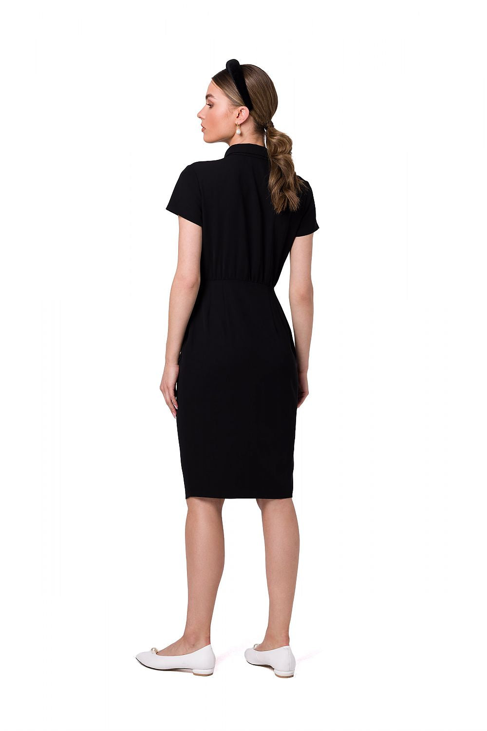 Stylove elegant black women’s daydress with short sleeves and a sophisticated collar, designed for polished day-to-night versatility.
