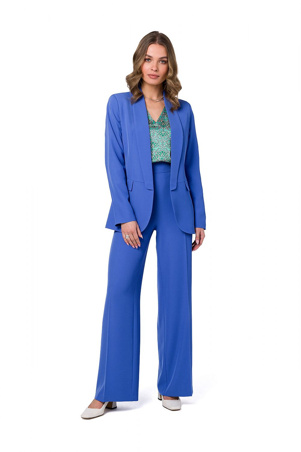 Stylove refined blue unbuttoned blazer worn by a model, exuding elegance in a complete outfit with wide-legged trousers.
