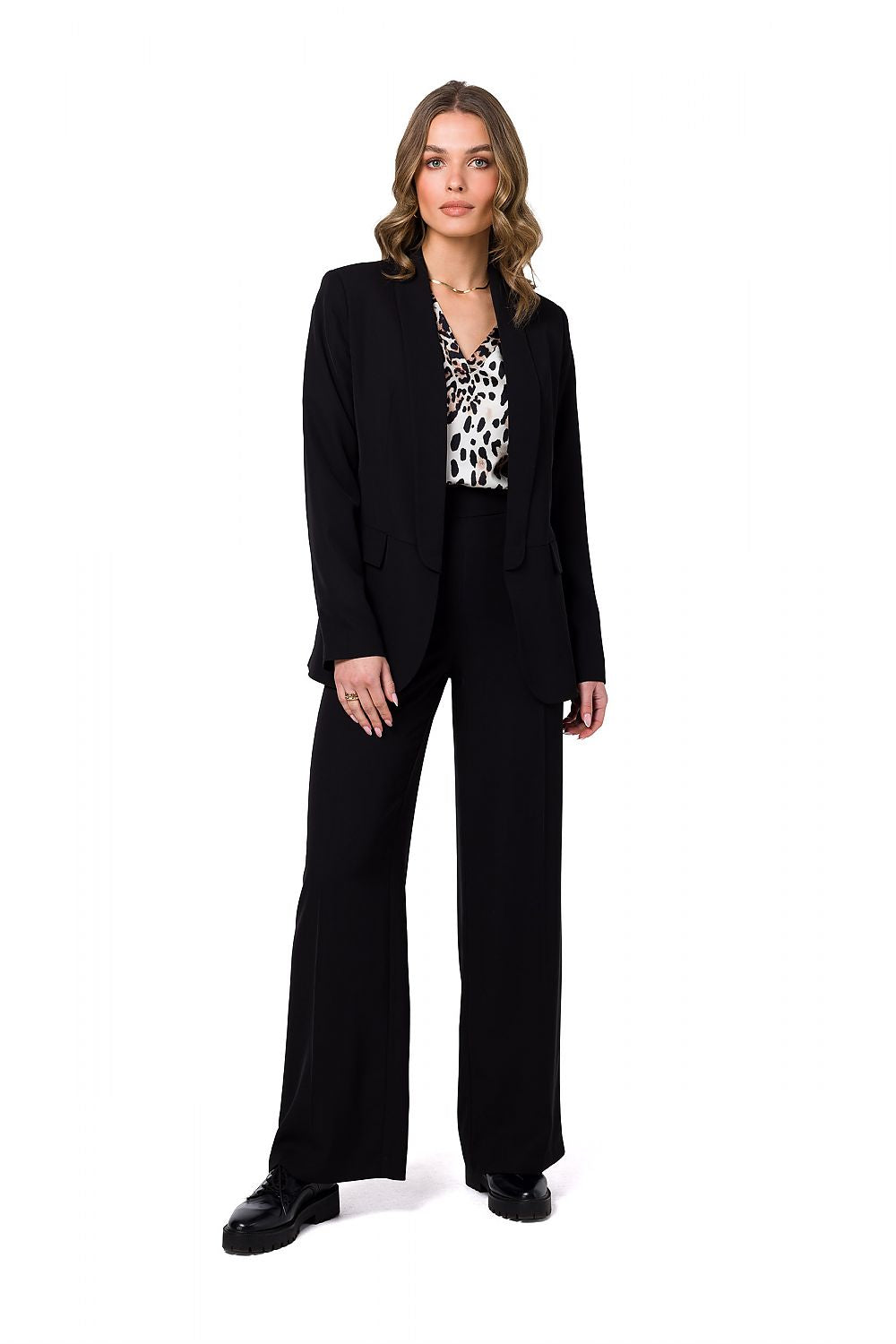 Stylish black unbuttoned blazer from Stylove, elegantly paired with wide-leg trousers, perfect for a trendy office look.