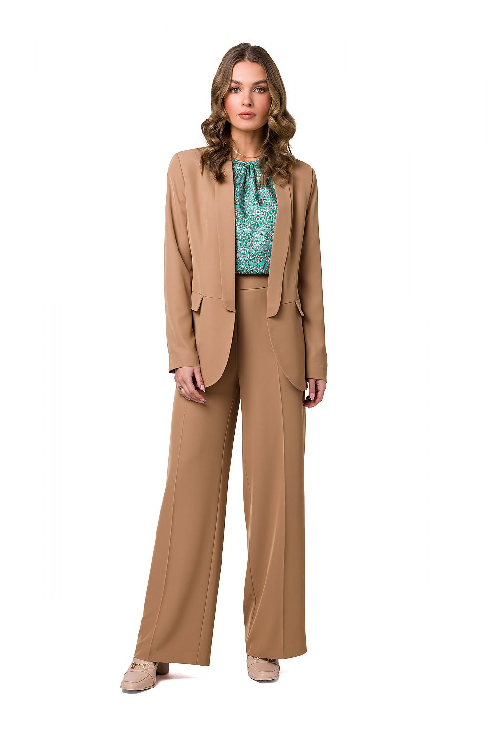 Stylove lightweight unbuttoned blazer in shiny fabric, styled with matching trousers, showcasing an elegant silhouette and contemporary flair perfect for sophisticated occasions.