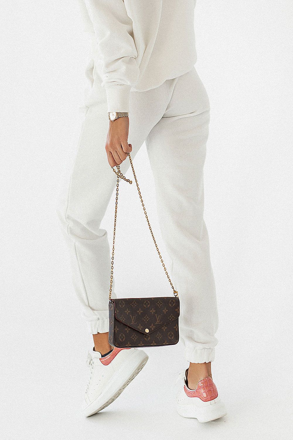Close-up of luxury cotton blend joggers IVON, featured in white, complemented by a matching top and stylish handbag, perfect for relaxed yet elegant ensembles.