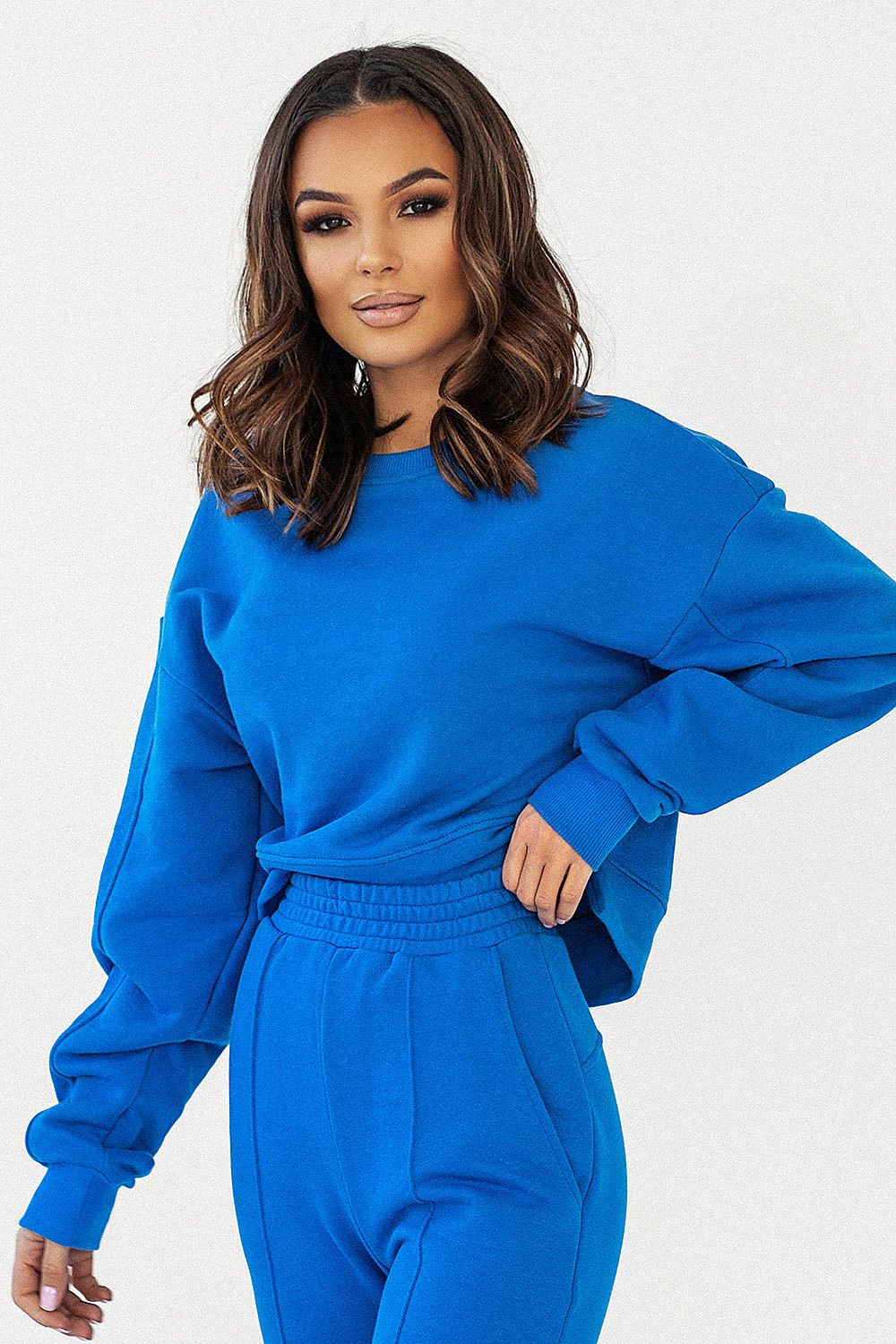 IVON oversized short sweatshirt in vibrant blue, featuring a round neckline and relaxed fit, styled with coordinating pants for a luxe casual look.