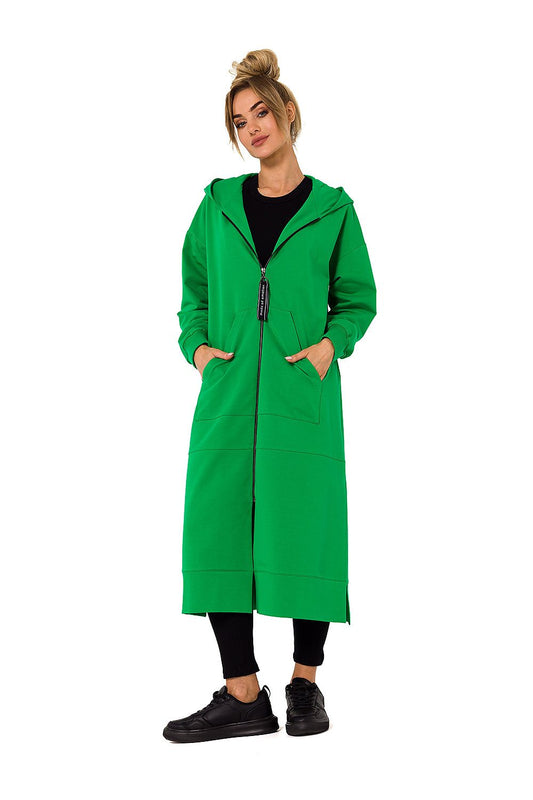 Luxurious green hooded sweatshirt by Moe, featuring a long design with a zippered front and convenient pockets, perfect for cold days, worn by a model