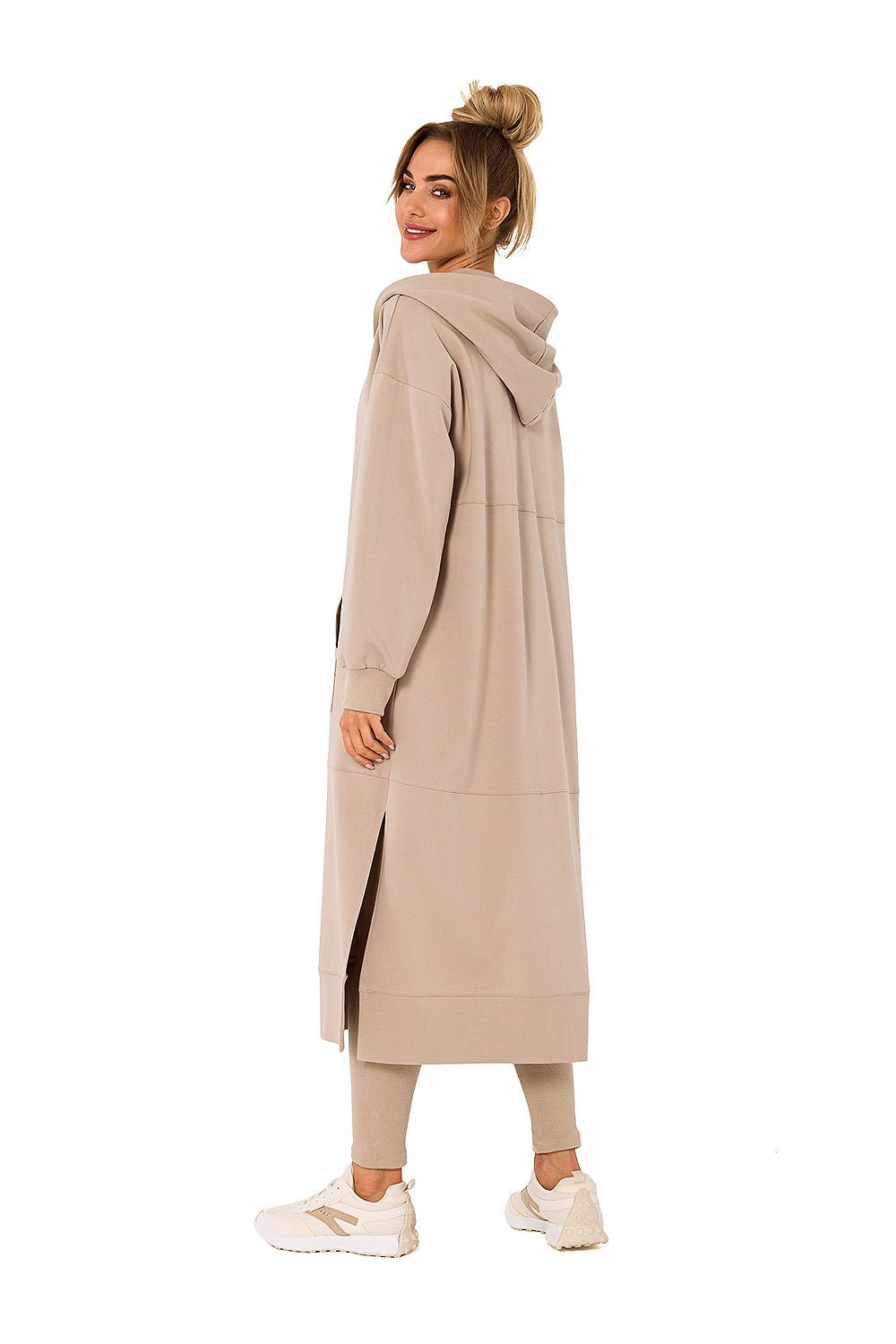 Back view of the luxurious beige hooded sweatshirt by Moe, highlighting the design and oversized style, ideal for warmth and chic autumn looks.
