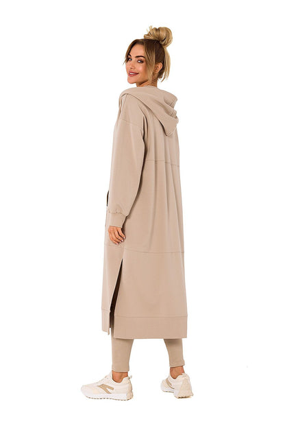 Back view of the luxurious beige hooded sweatshirt by Moe, highlighting the design and oversized style, ideal for warmth and chic autumn looks.