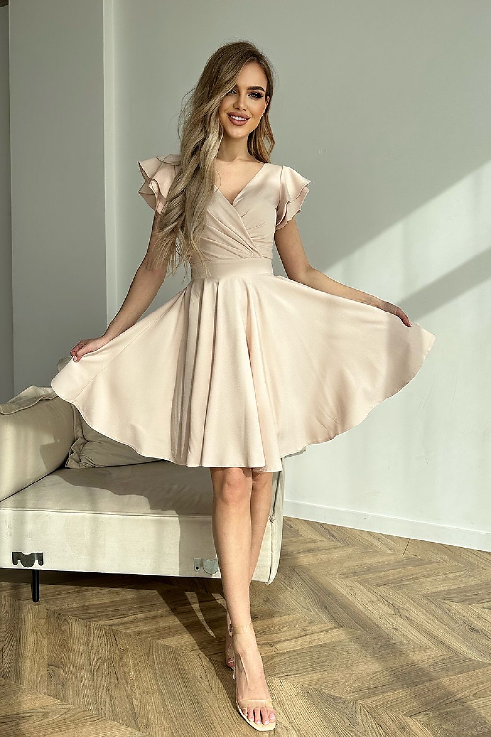 Beautiful Bicotone cocktail dress in cream with flared skirt and ruffled details, exuding sophistication for elegant gatherings.