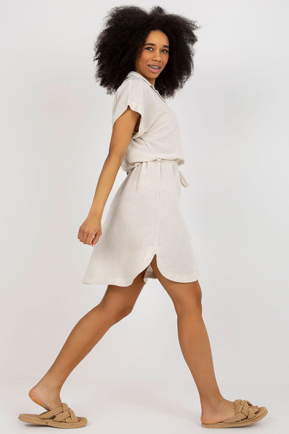 Stylish short-sleeved summer dress by Rue Paris, featuring a sophisticated waist tie and semicircular trim, ideal for a fashionable summer look.