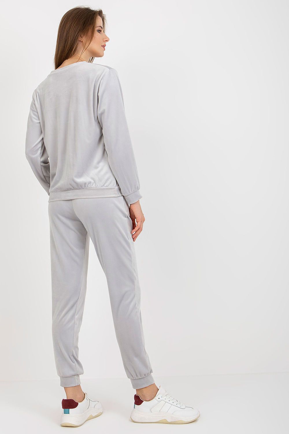 Elegant grey velour set from Rue Paris, highlighting a fashionable blouse and trousers with an elastic waistband, designed for luxurious comfort.