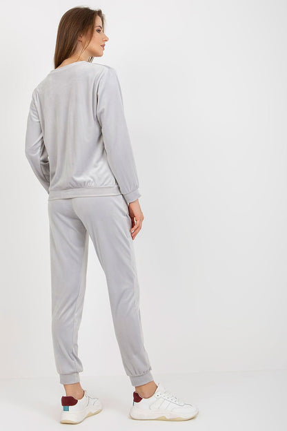 Elegant grey velour set from Rue Paris, highlighting a fashionable blouse and trousers with an elastic waistband, designed for luxurious comfort.
