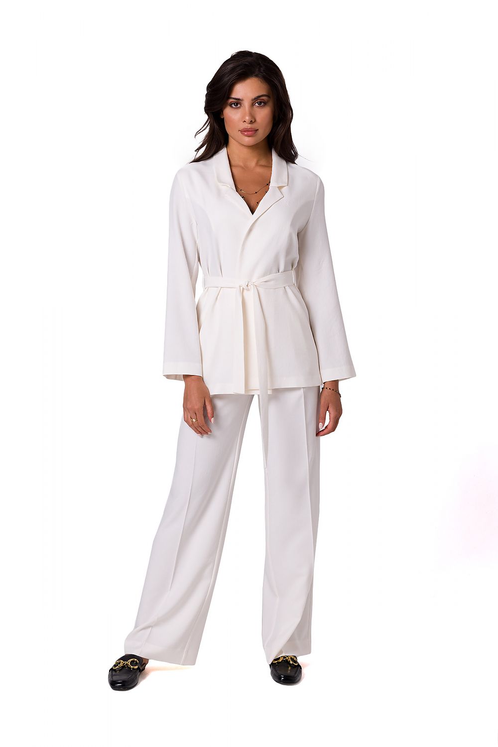 Fashionable model in a tailored white BeWear summer jacket with a chic belt, paired with matching trousers, exuding sophistication and comfort for warm weather.