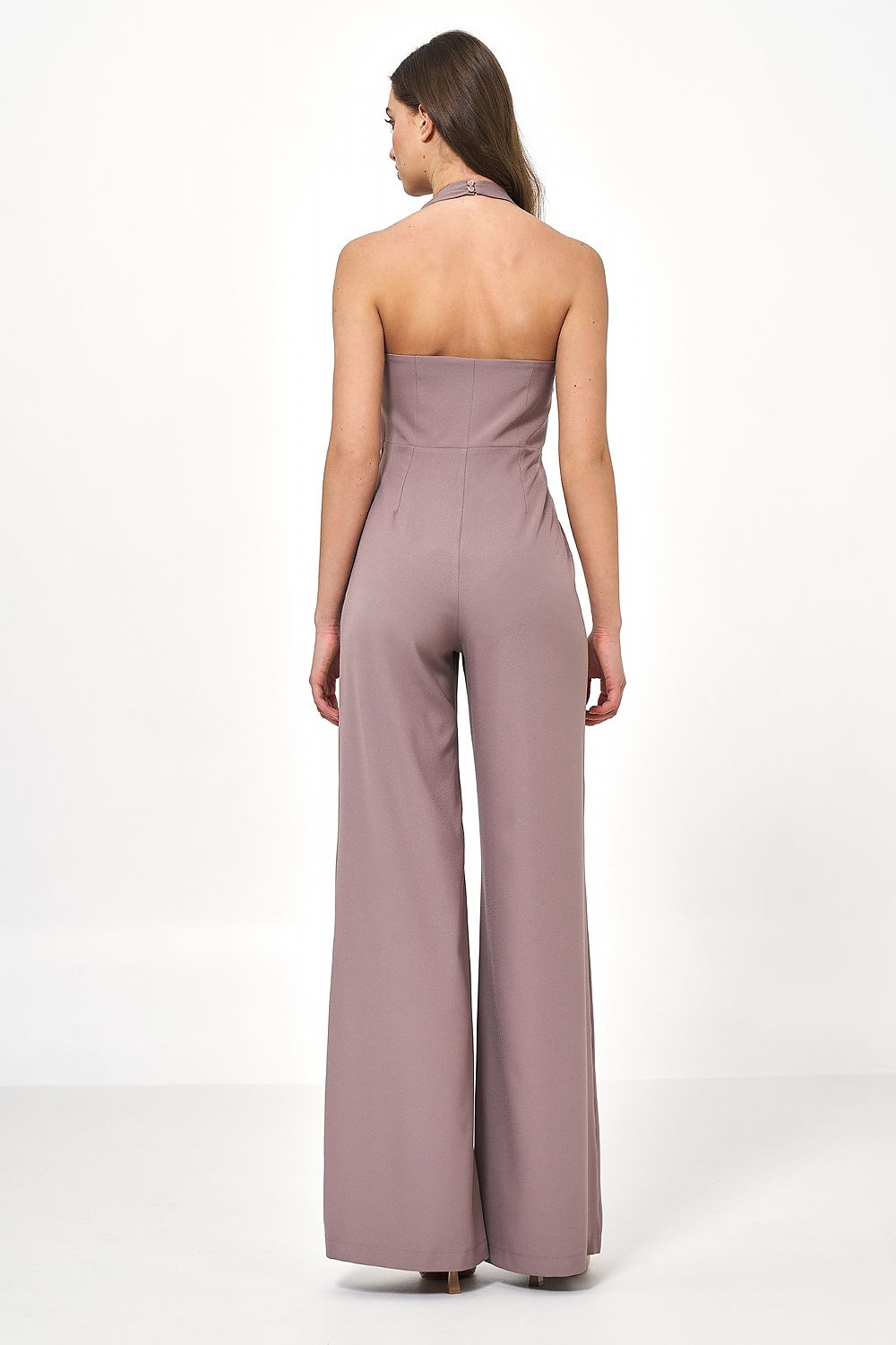 Exquisite back of a Nife jumpsuit showcasing a sleek design and comfortable fit, ideal for fashionable outings.